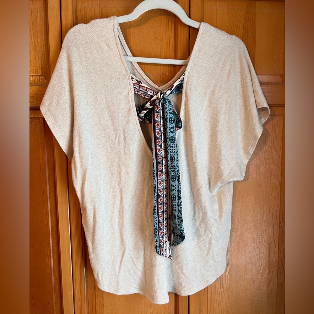 Short sleeve knot shirt with tie.